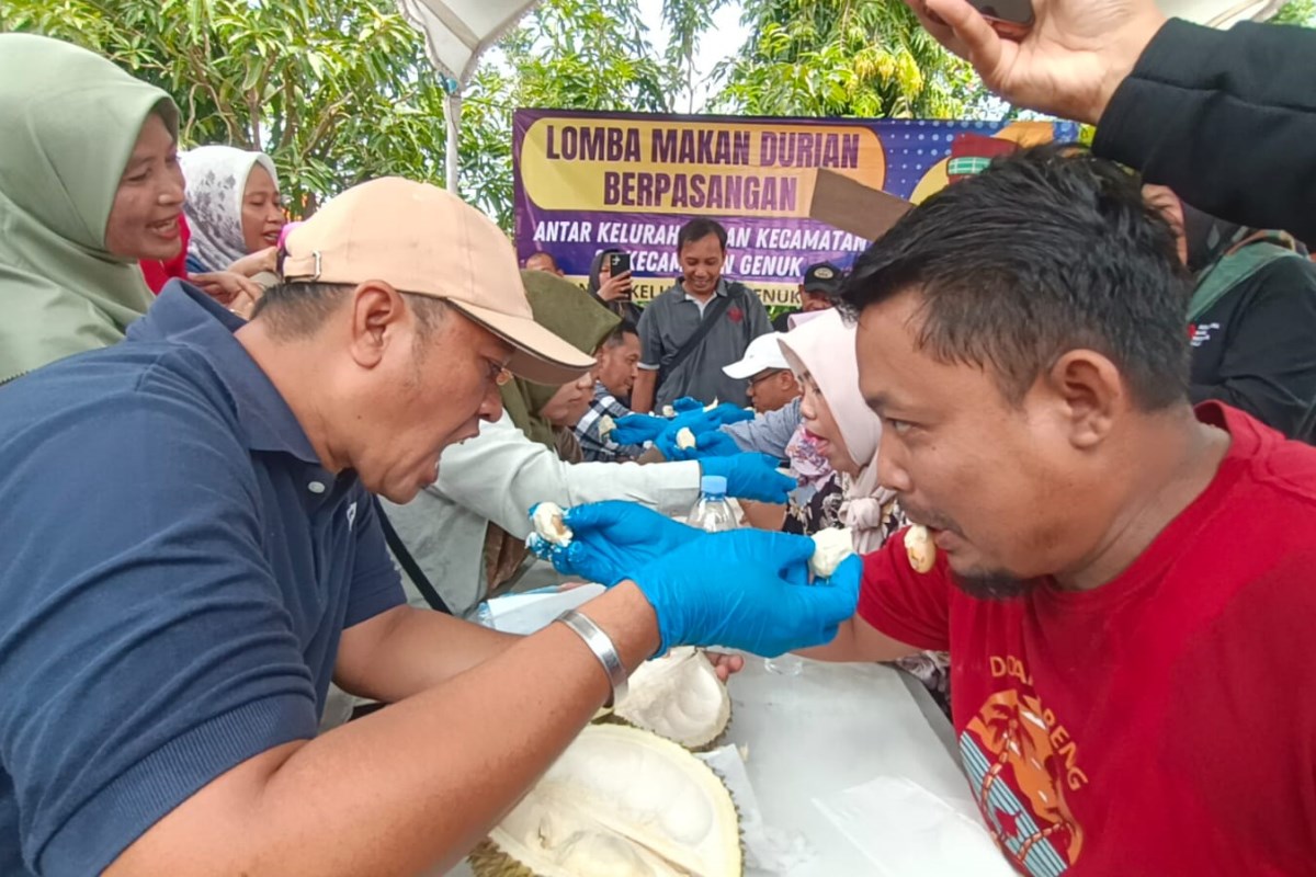 Para peserta lomba santap durian saat Pelayanan Akhir Pekan dan Malam Hari di Halaman Kecamatan Genuk, Sabtu (11/1). FIGUR RONGGO WASSALIM/JAWA POS RADAR SEMARANG