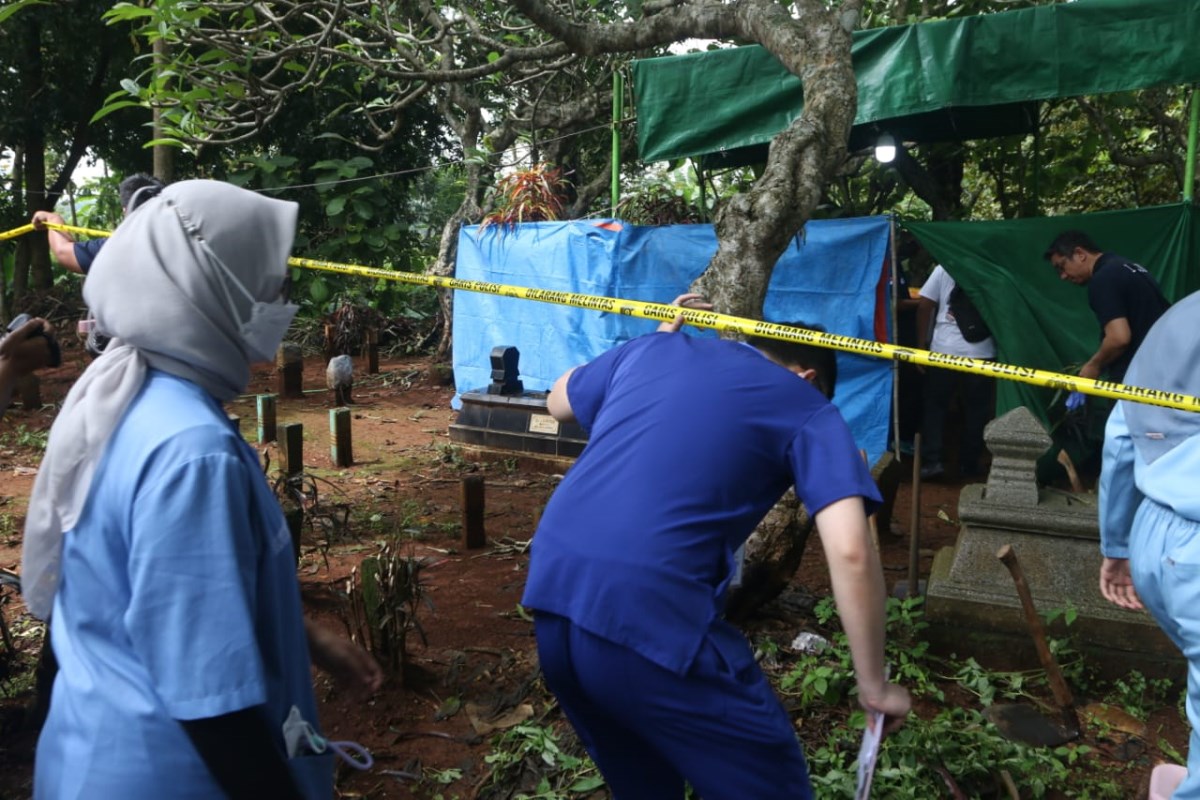 Makam Darso, 43, warga Mijen, Kota Semarang yang meninggal diduga jadi korban penganiyaan oknum Satlantas Polresta Yogyakarta dibongkar Polda Jateng, Senin (13/1/2025).