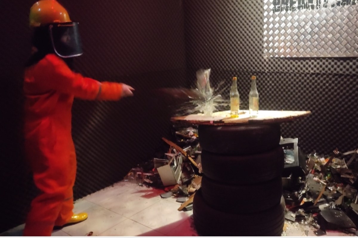 Pengunjung memakai APD lengkap saat beraksi di Breakit.Srg. Ia memecahkan botol dalam ruangan. IDA FADILAH JAWA POS RADAR SEMARANG