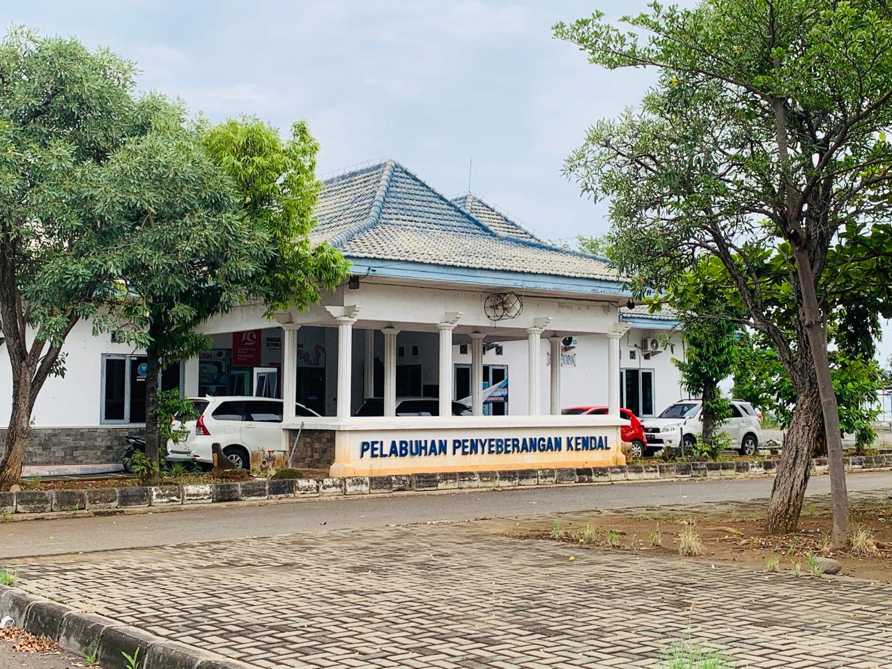 Kondisi Pelabuhan Kendal di Kecamatan Kaliwungu, kondisinya sepi tanpa aktivitas naik turun penumpang.