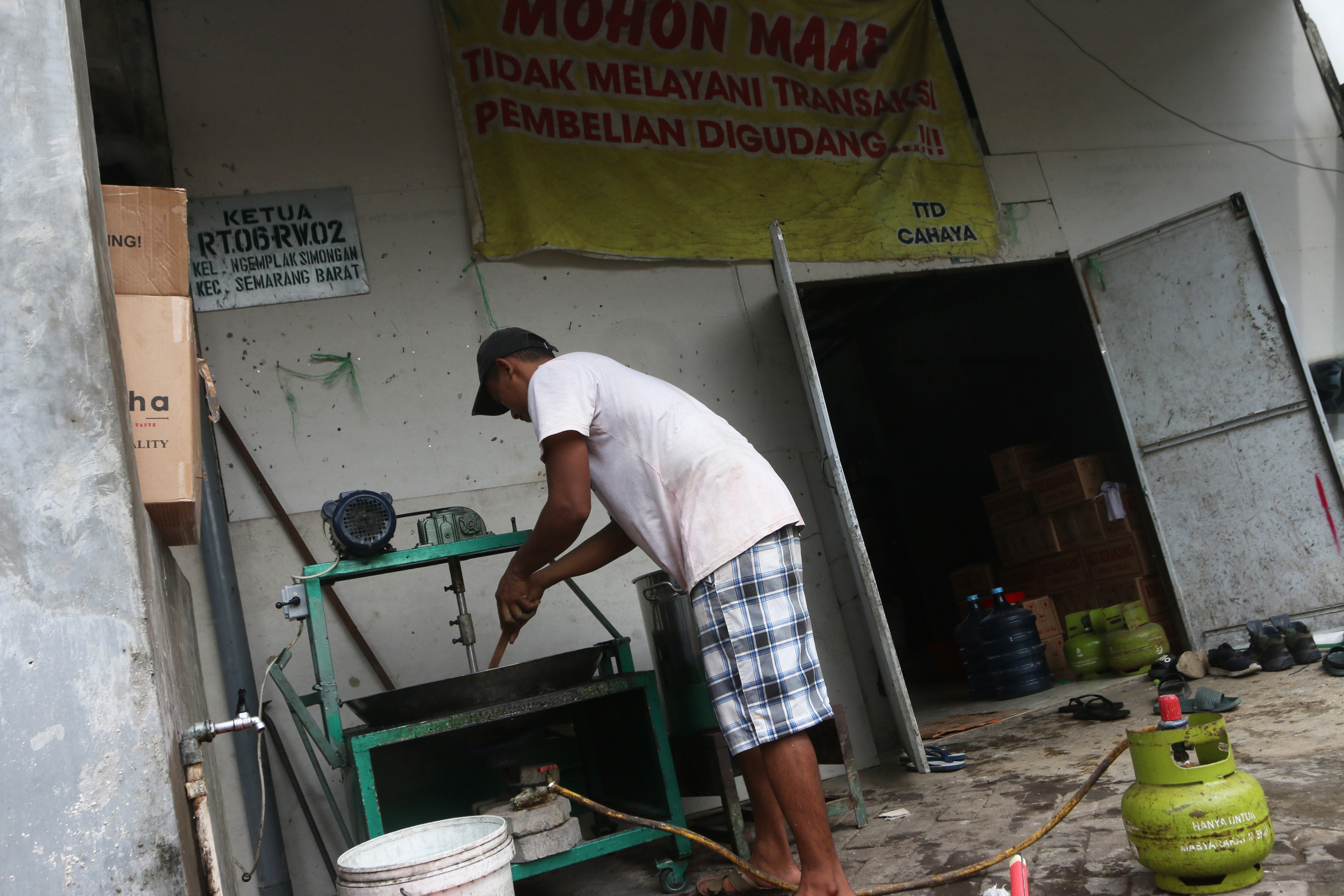 Membuat adonan