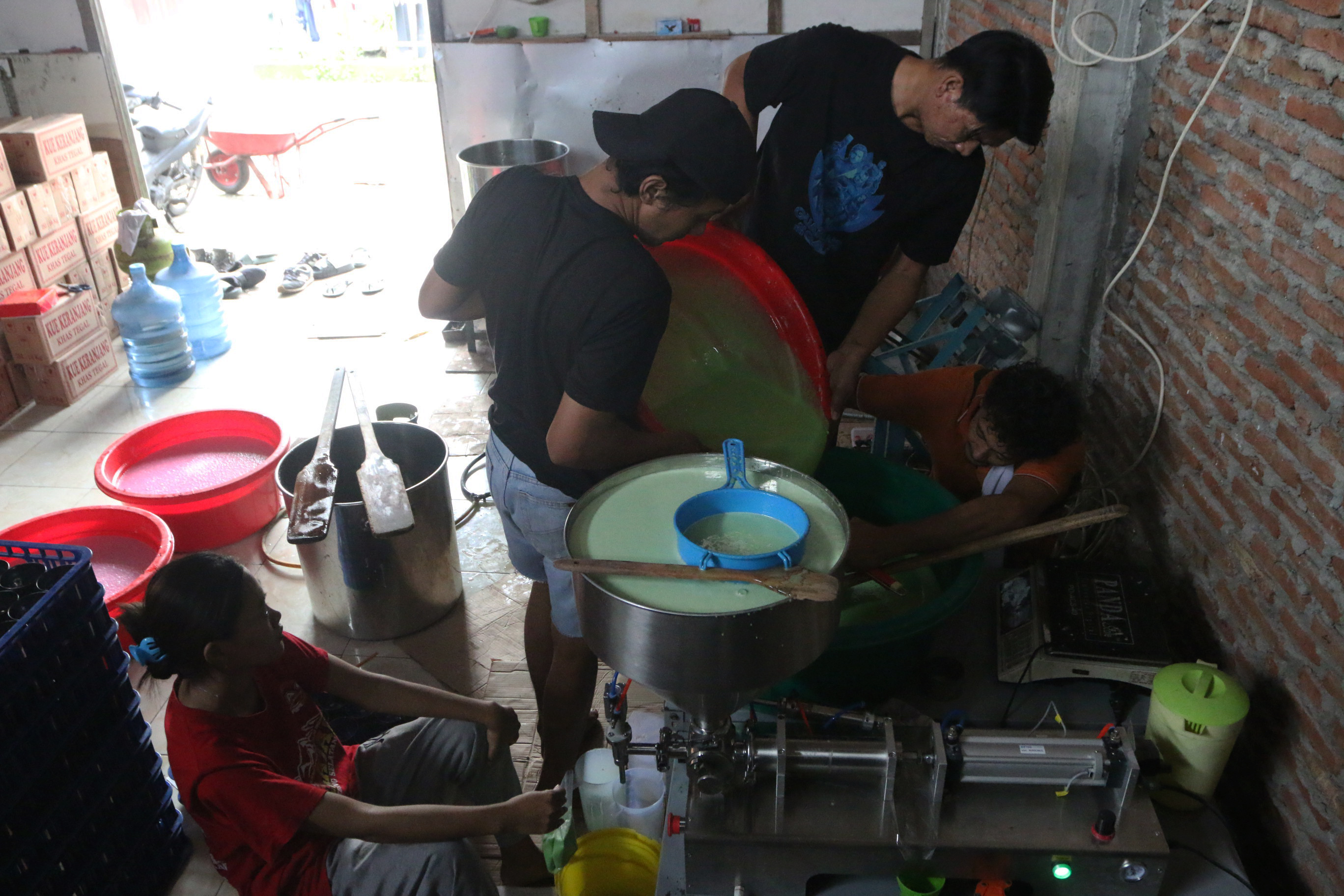 Menuangkan adonan