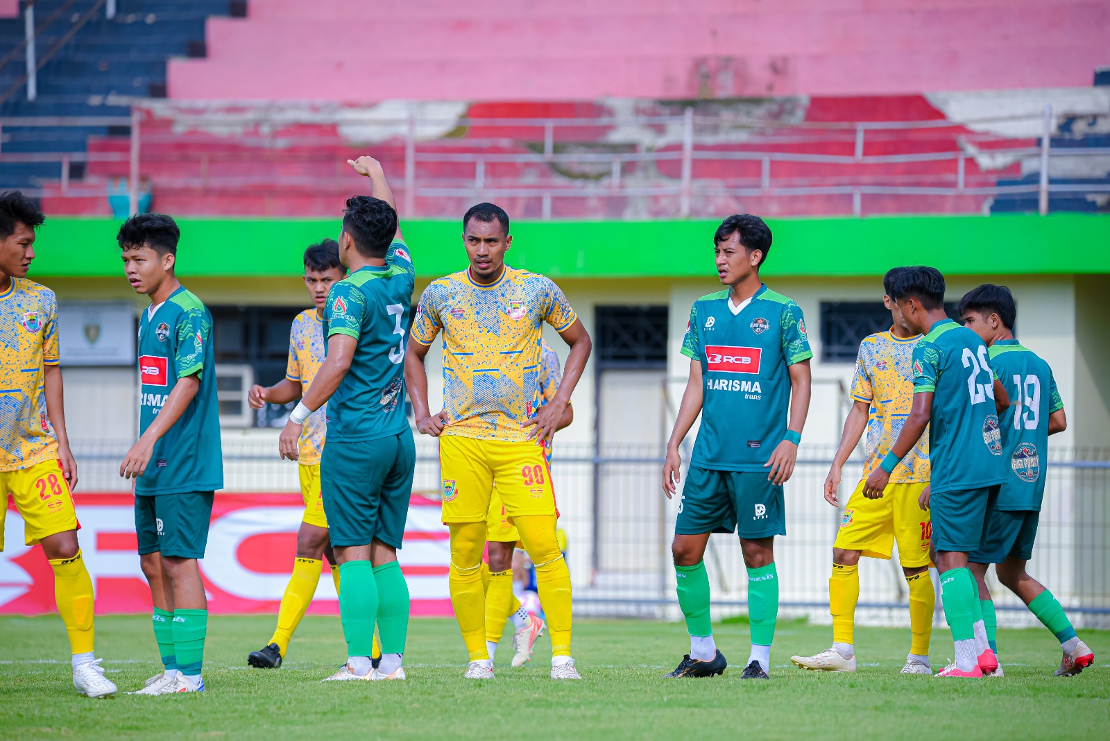 IMBANG: Pemain Persibat dalam laga Slawi United vs Persibat Batang.