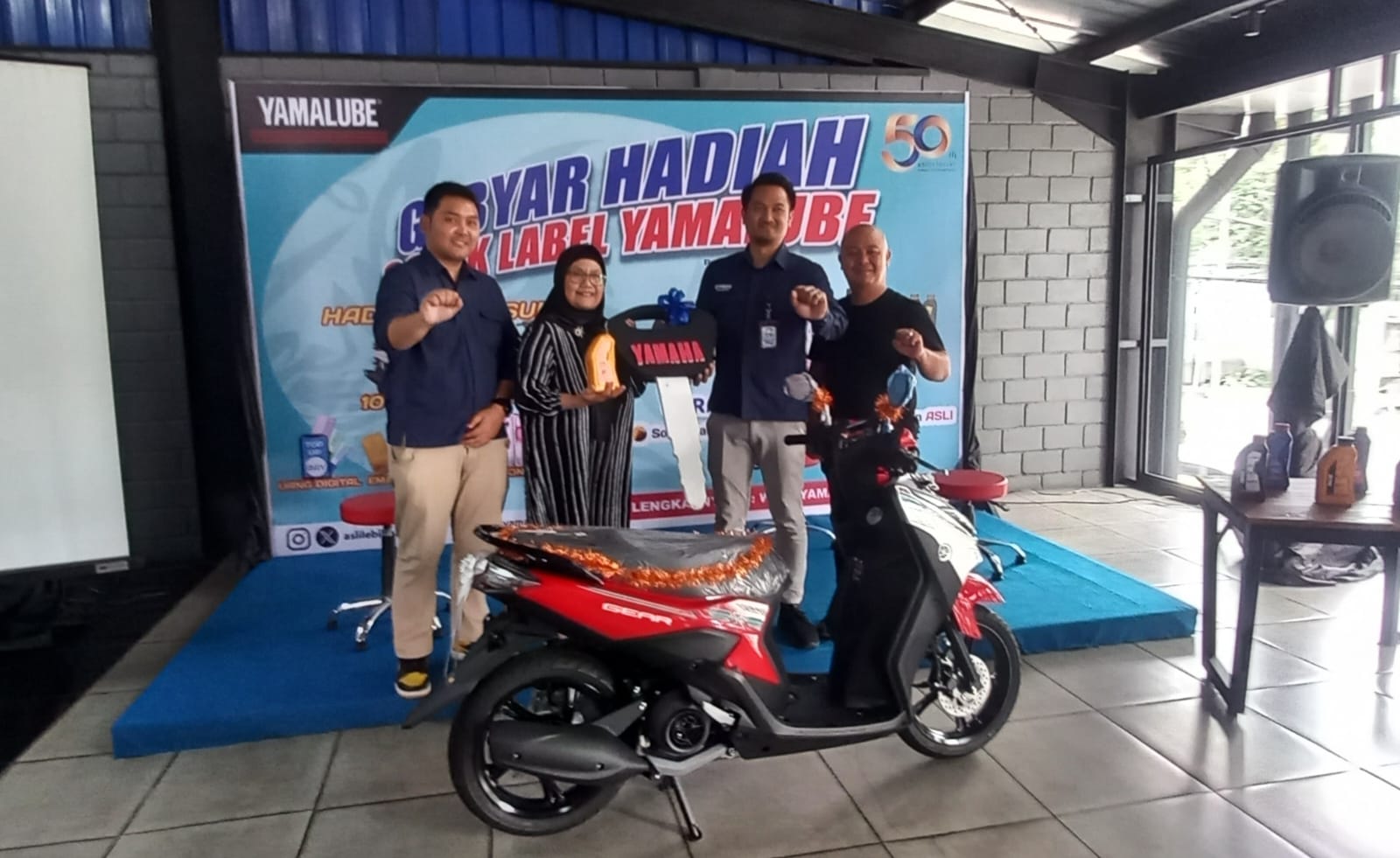 SERAHKAN HADIAH MOTOR-Koordinator Sparepart Yamaha area Jateng DIY Angga Imam Widiyatmo (kedua dari kanan) menyerahkan hadiah motor kepada pemenang dari Salatiga.