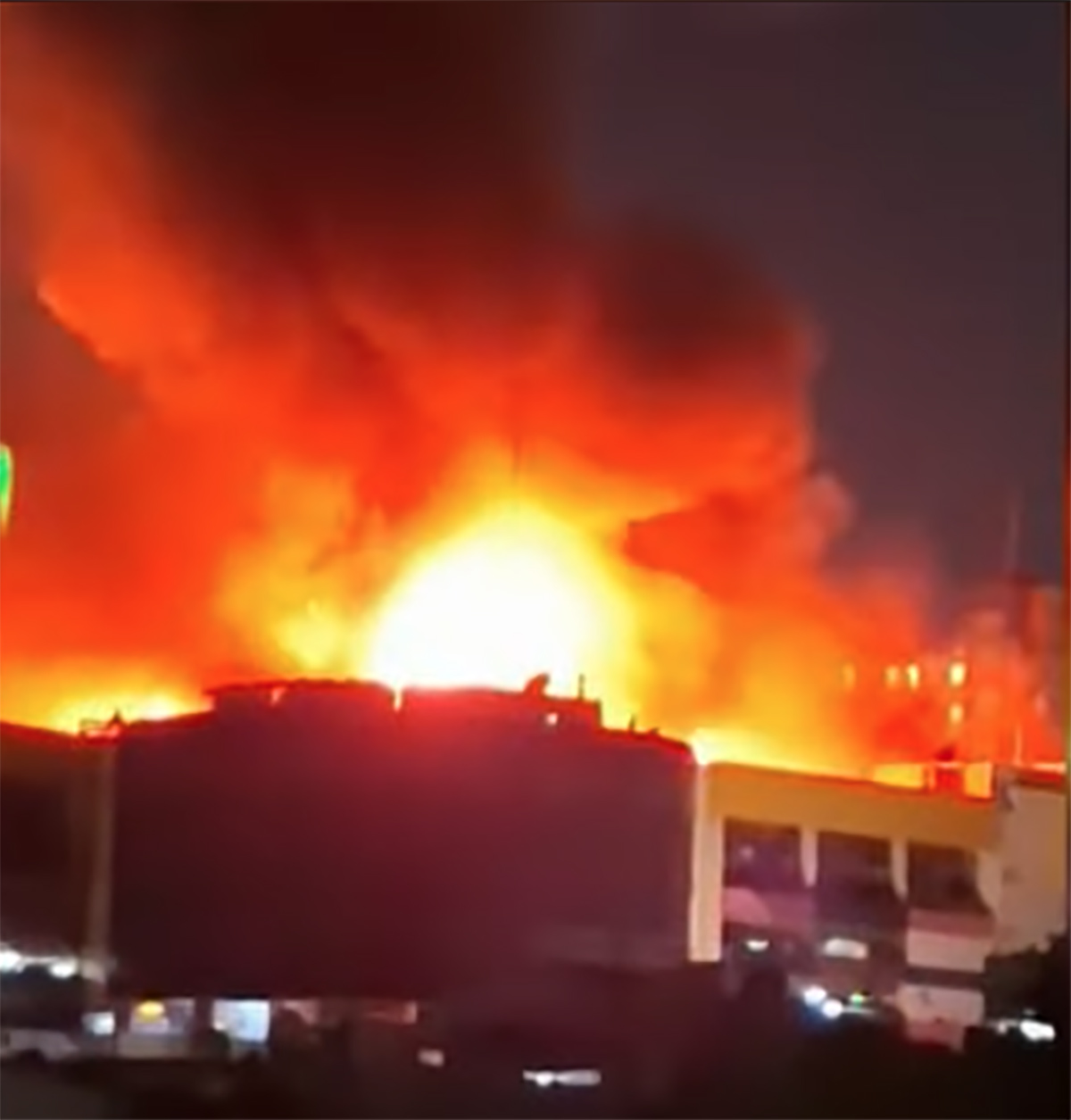 Kebakaran Hebat Melanda Glodok Plaza, 20 Unit Mobil Damkar Dikerahkan