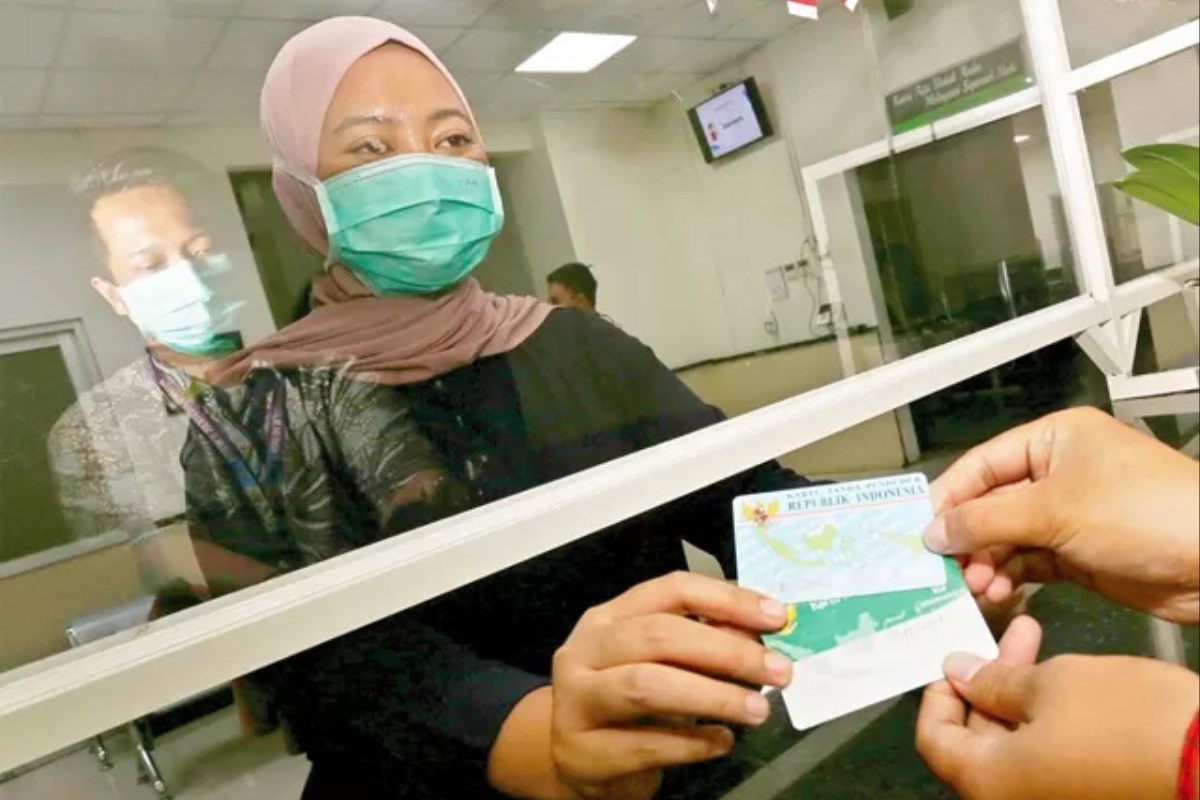 Peserta program BPJS Kesehatan tengah menunjukkan kartu BPJS untuk mendapat layanan kesehatan di salah satu Rumah Sakit.
