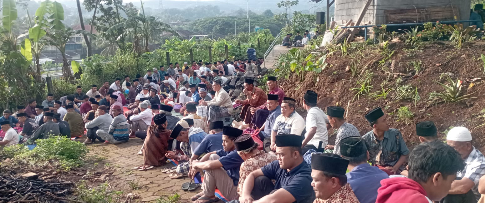 WARGA berbondong-bondong menuju Makam Senali yang berada di pinggir Jalan Tol Semarang Solo.