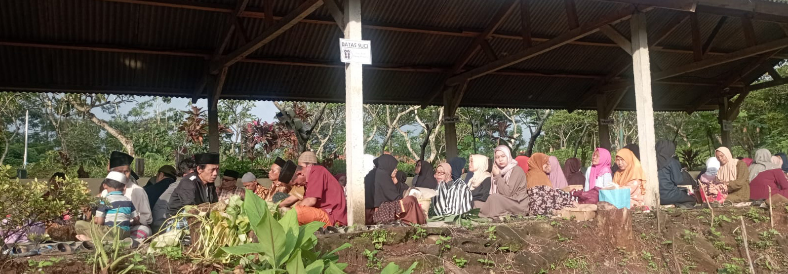 WARGA berbondong-bondong menuju Makam Senali yang berada di pinggir Jalan Tol Semarang Solo.