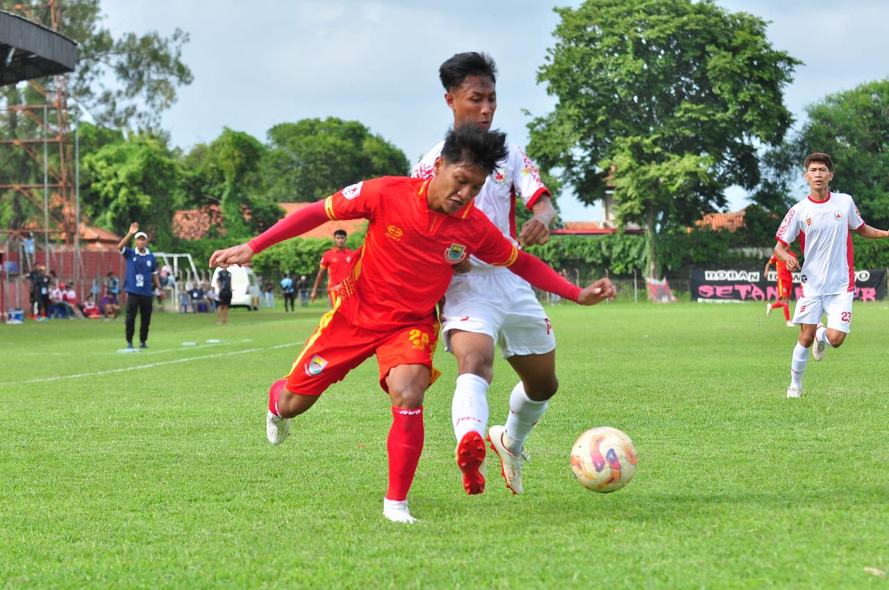 SERU: Pemain Persibat Batang beradu dengan pemain Persik Kendal dalam laga Liga 4 Jateng.