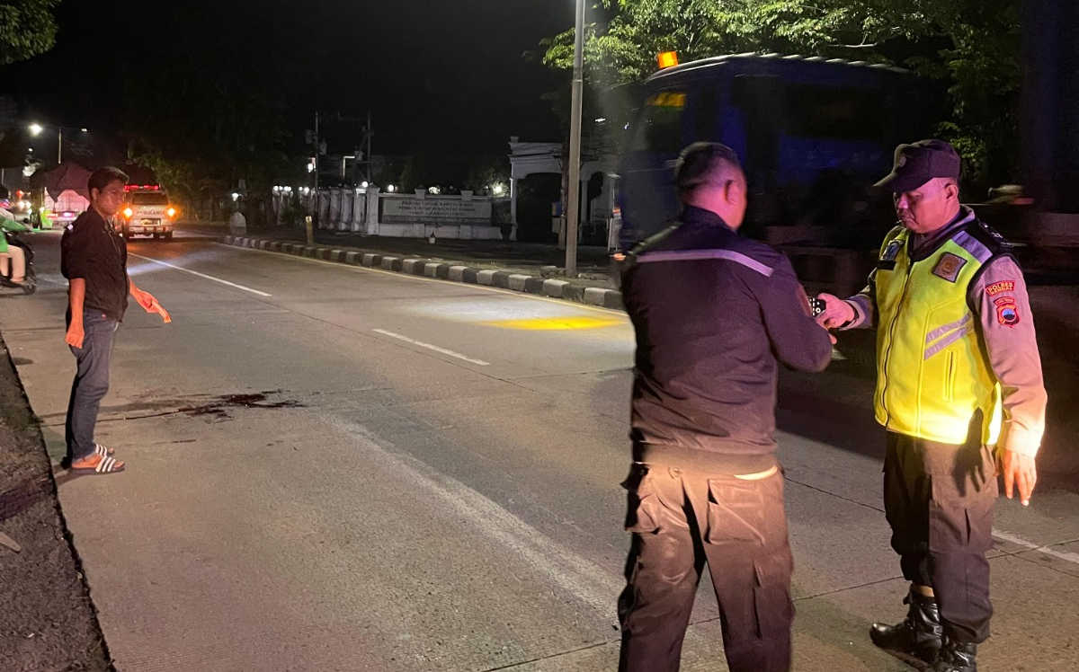 Polisi melakukan olah TKp tawuran.
