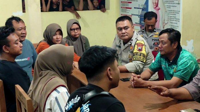 Kades Sukanto memakai baju berwarna hijau saat berada di balai desa setempat, Jumat (17/1/2025)