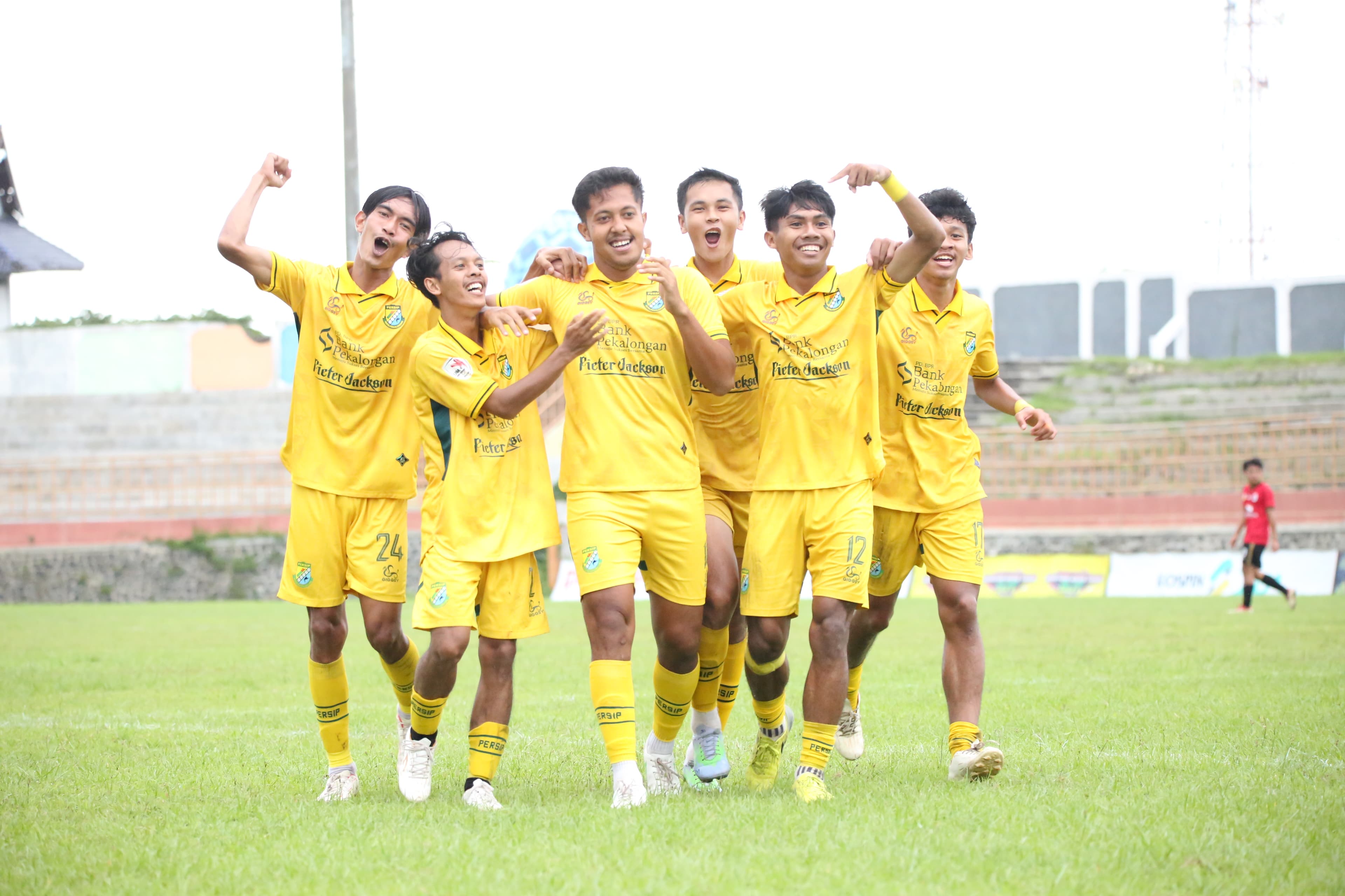 RAYAKAN GOL - Tim Persip Pekalongan saat merayakan gol saat bertanding lawan PSIW, di di Stadion Hoegeng, Minggu (19/1/2025).
