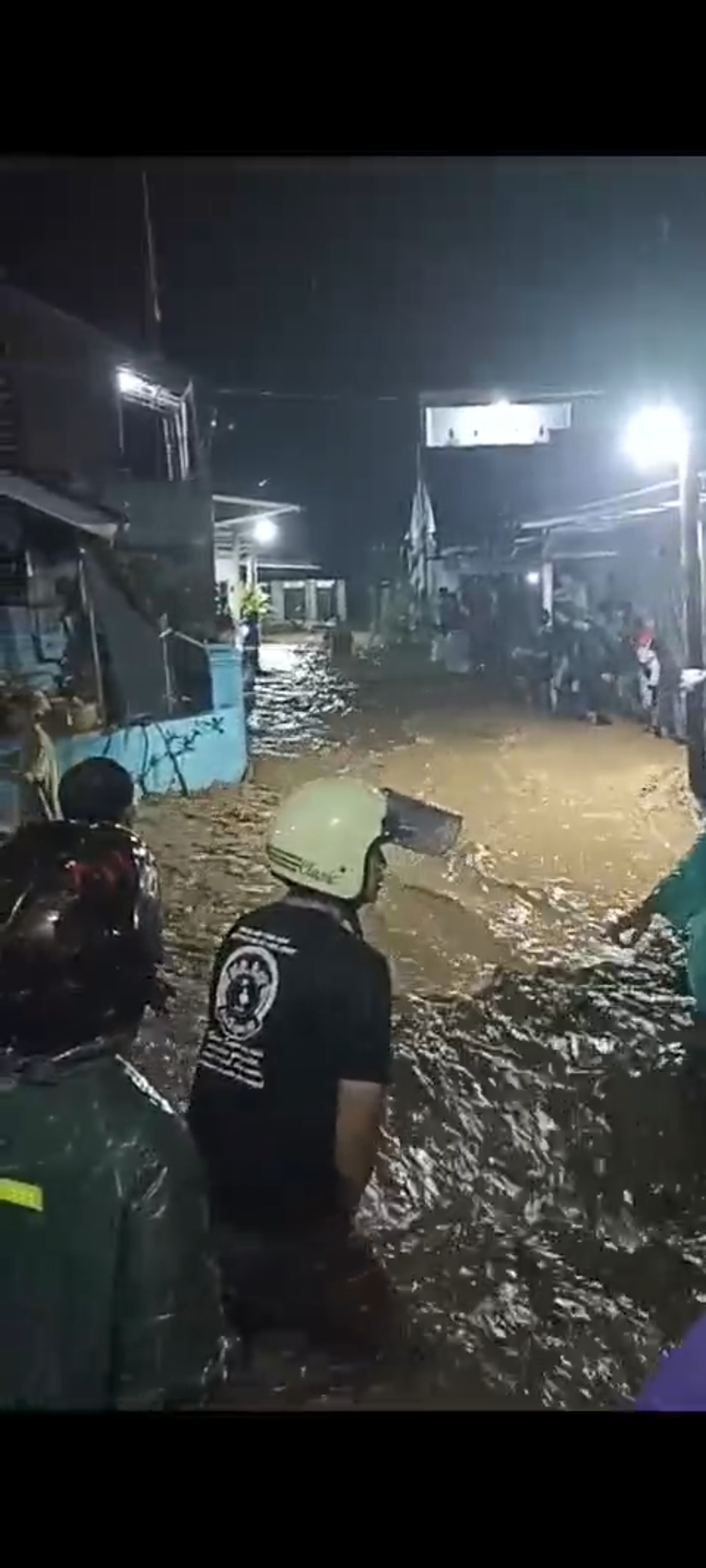 BANJIR BANDANG: Tangkapan layar video amatir warga tengah saling membantu mengevakuasi dari derasnya banjir bandang yang masuk ke perkampungan Kranji, Kabupaten Pekalongan, Senin (20/1/2025) malam.