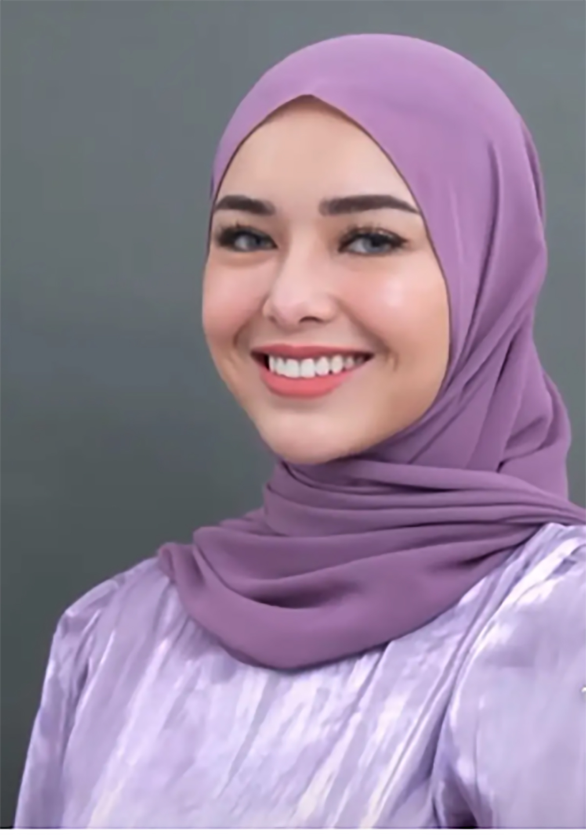 Amanda Manopo Pemeran Andin Kharisma Putri Berhijab dan  Belajar Shalat Ada Apa Gerangan?