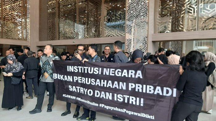 Pegawai ASN Kemdiktisaintek yang melakukan aksi demo.