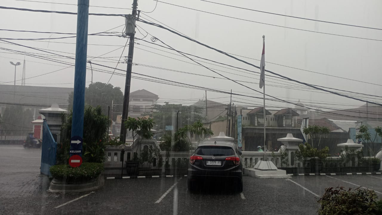 HUJAN Deras Mengguyur Kota Ungaran kemarin