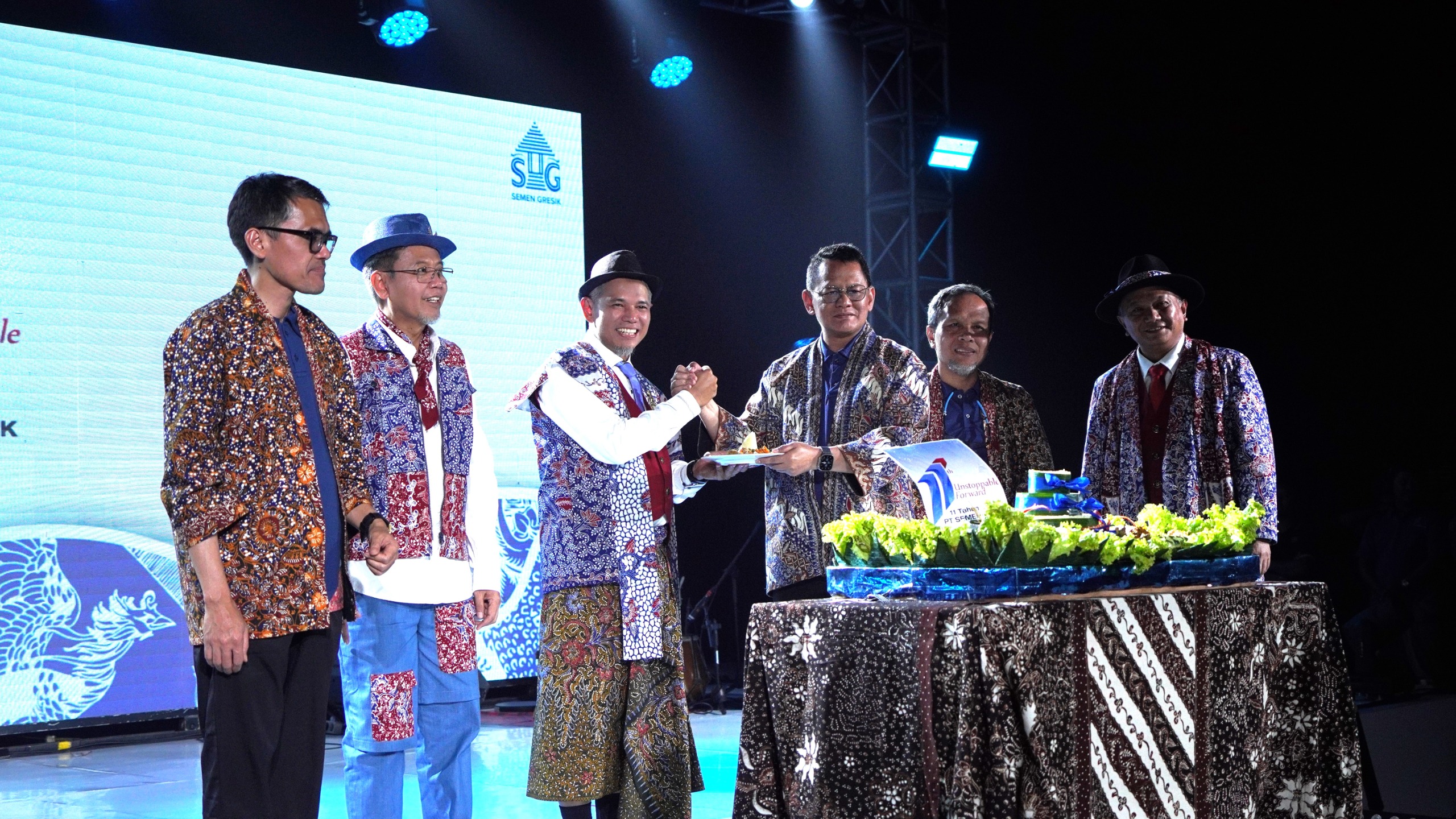 Prosesi pemotongan tumpeng HUT ke-11 oleh Direktur Utama PT Semen Gresik, Muchamad Supriyadi, yang diberikan secara simbolis kepada Komisaris Utama PT Semen Gresik, Otok Kuswandaru.