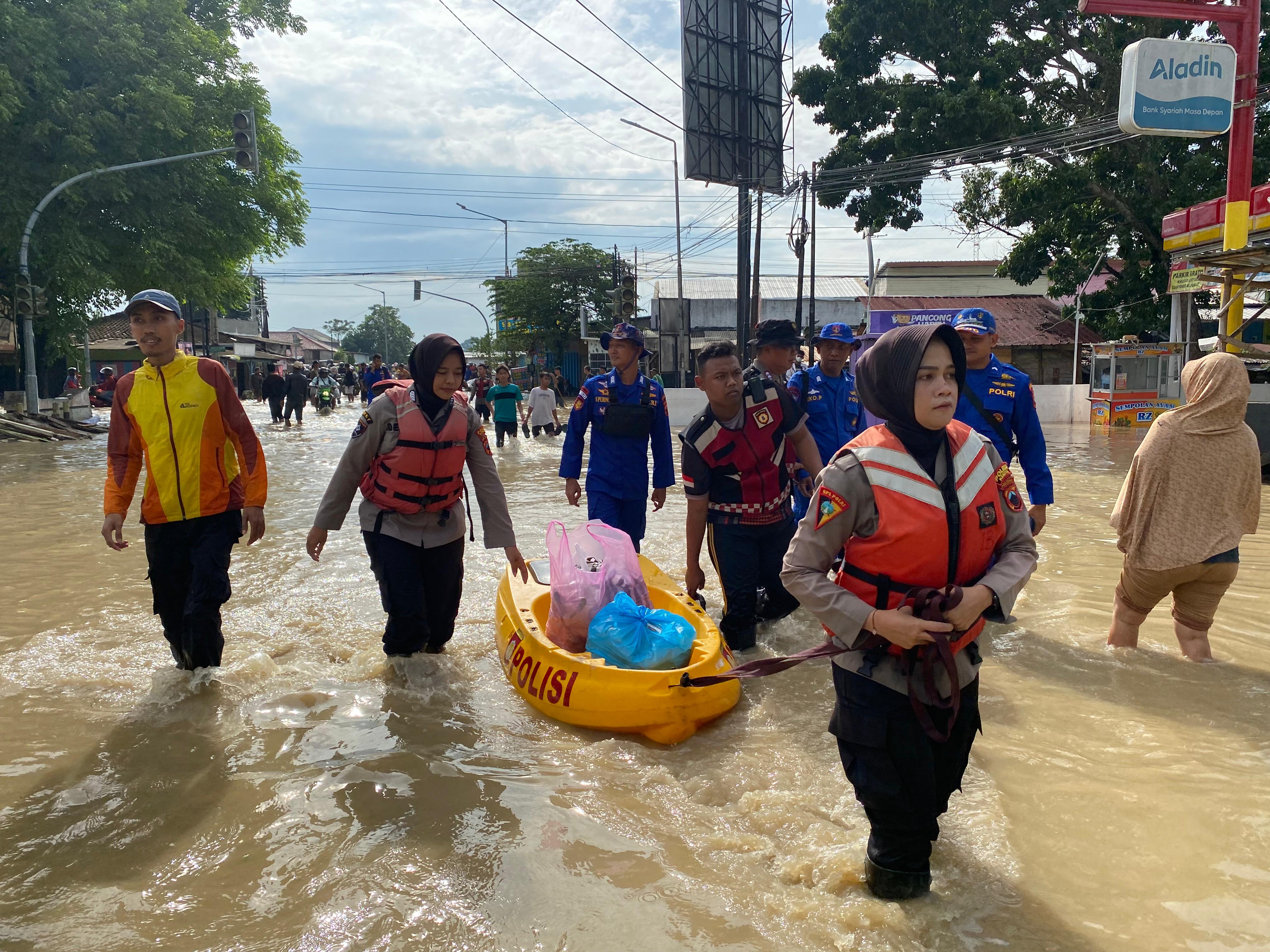 Polres Kendal bergerak cepat (gercep) menangani bencana banjir yang melanda Desa Lanji dan Desa Kebonharjo di Kecamatan Patebon.