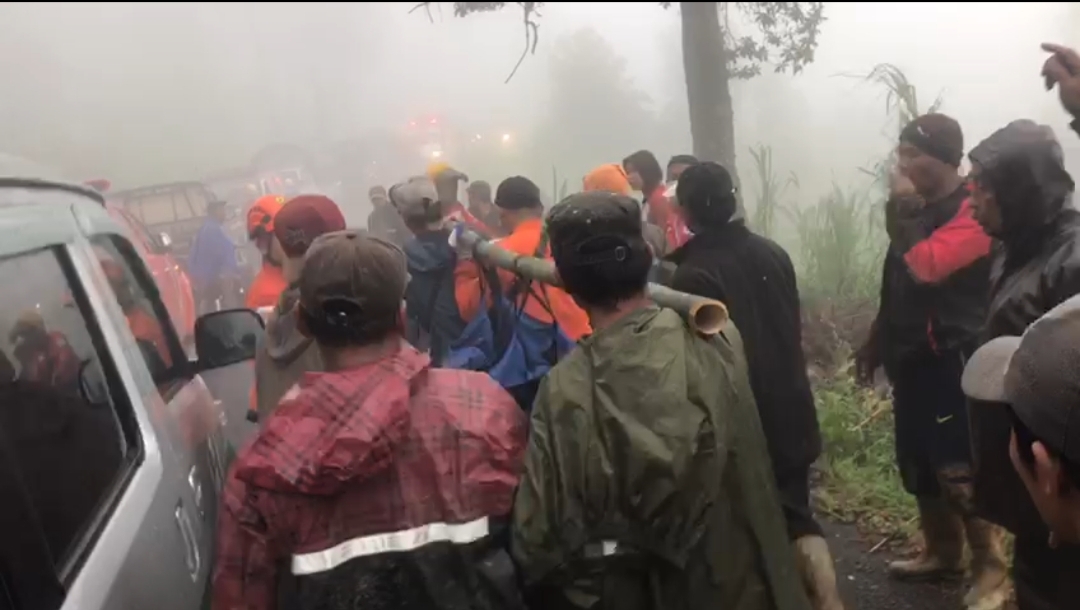 EVAKUASI: Proses evakuasi korban tewas akibat bencana tanah longsor di Petungkriyono, Kabupaten Pekalongan, Selasa (21/1/2025).