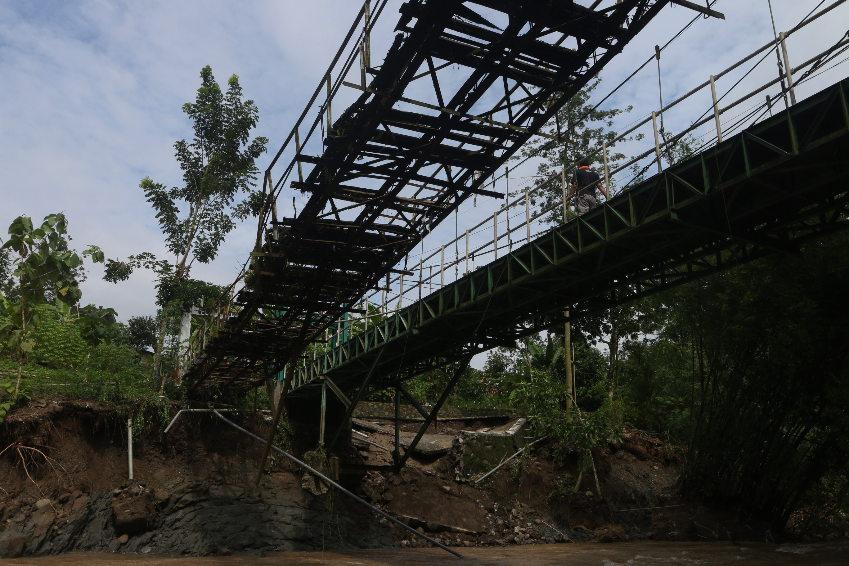 Talut Jembatan Unnes - Undip Ambrol, dan Saluran Air Bersih Terputus