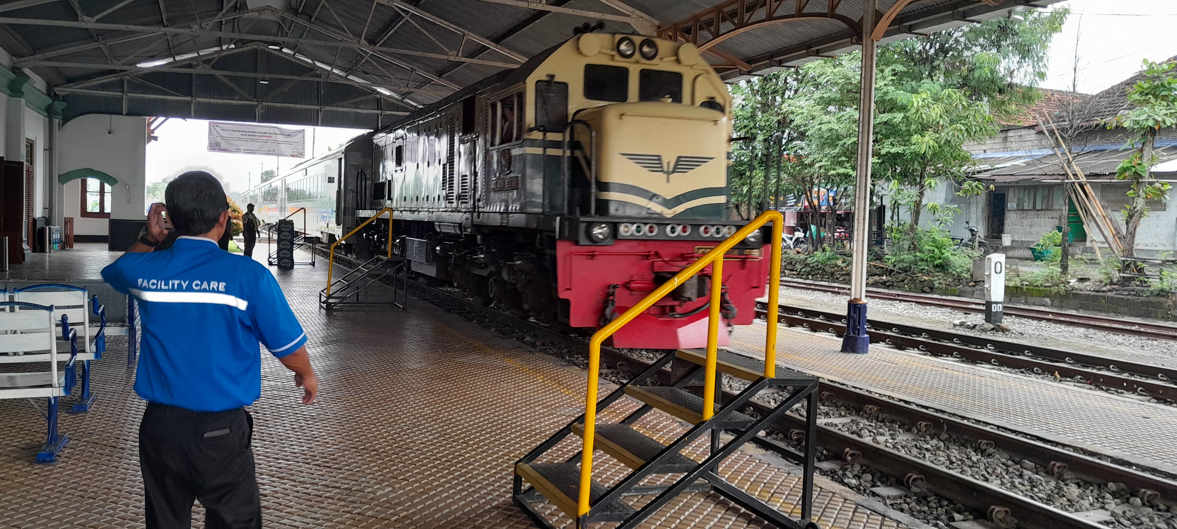 Sejumlah rute KA menuju Surabaya dialihkan karena adanya banjir di wilayah Kabupaten Grobogan.