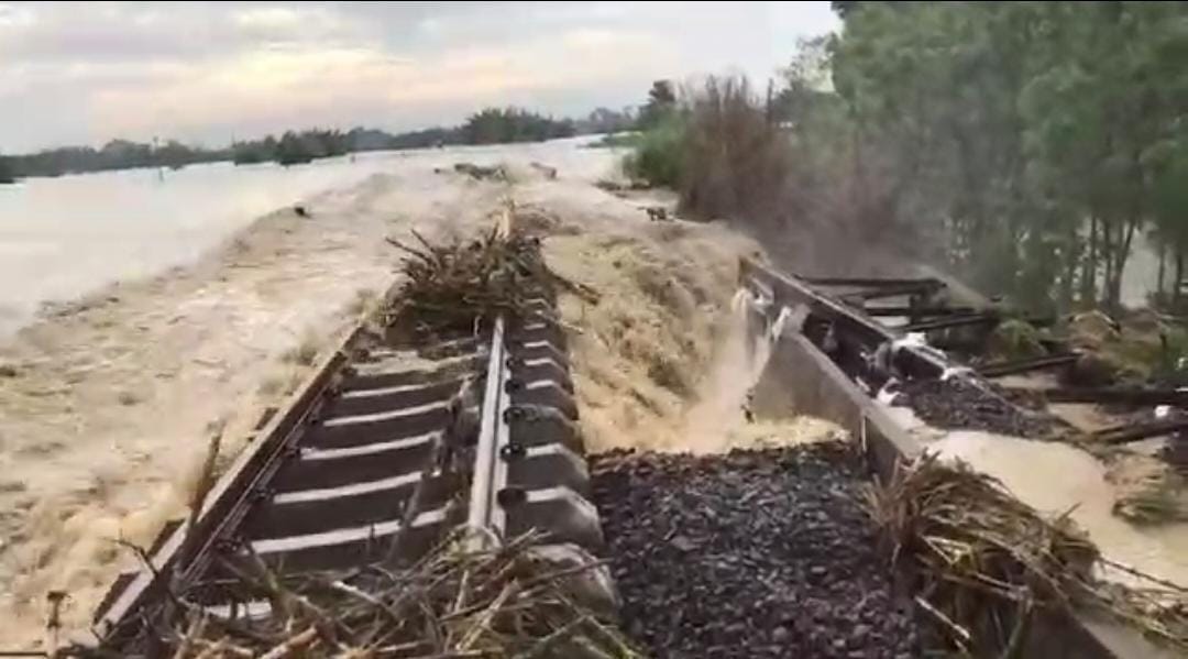 Meluapkan banjir, membuat beberapa titik rel KA di wilayah Grobogan terendam banjir.