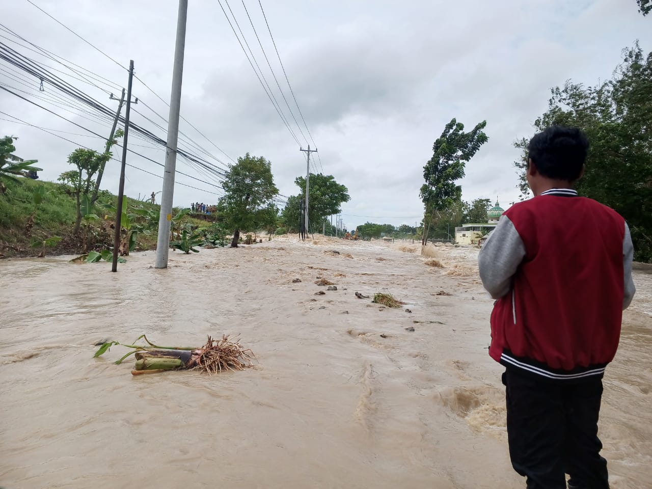 Jalan raya Kebonagung Demak ditutup akibat tanggul sungai Tuntang jebol.(Wahibpribadi)