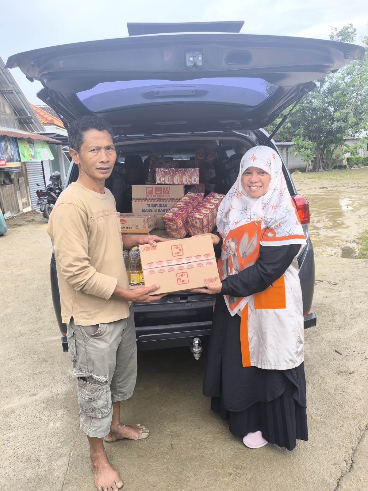 Anggota Komisi E DPRD Provinsi Jawa Tengah, Ida Nurul Farida langsung merespon dan menyalurkan bantuan kepada sejumlah korban banjir di Kabupaten Kendal, Selasa (21/1).