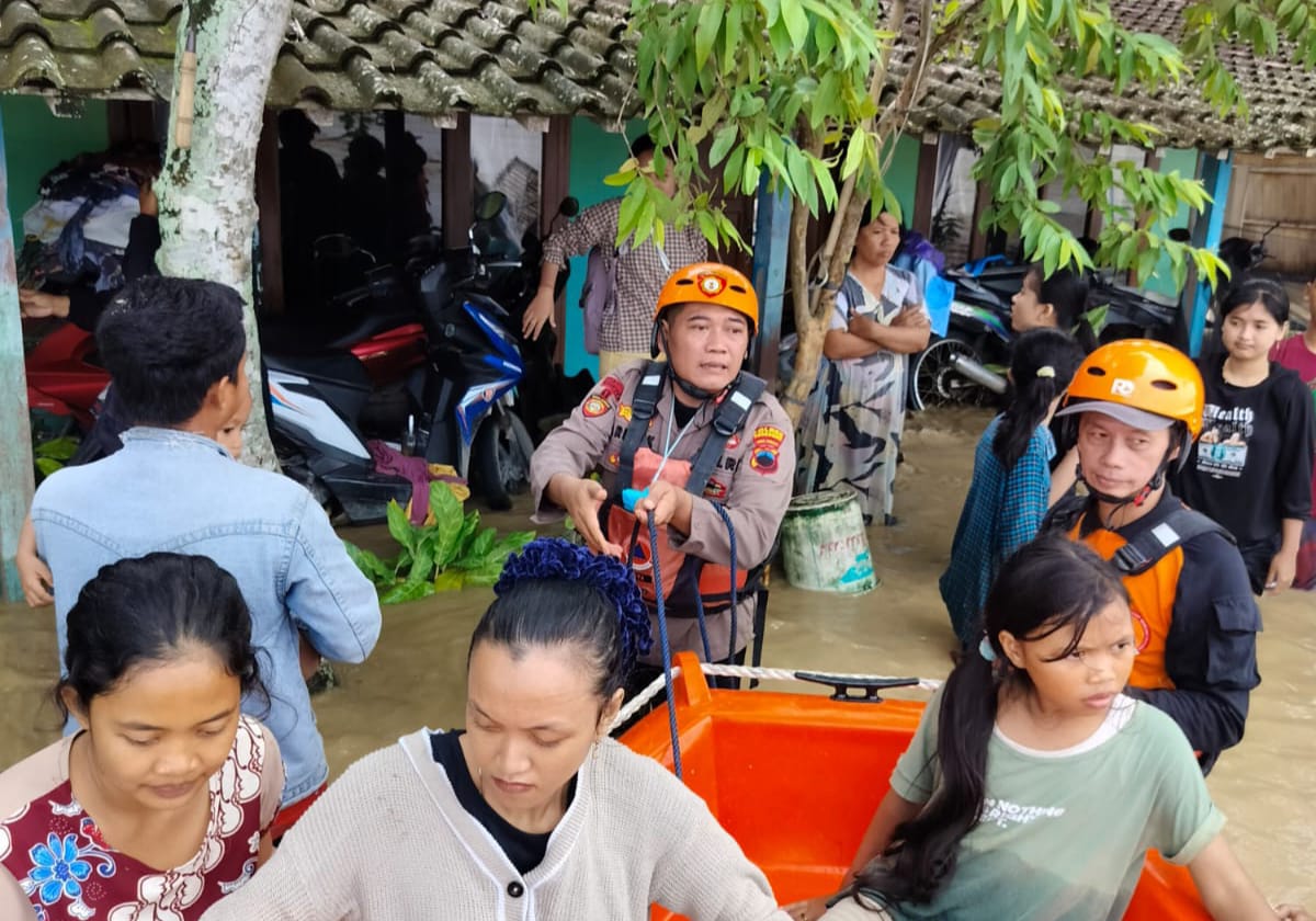 Polres Grobogan Gunakan Perahu Karet untuk Evakuasi