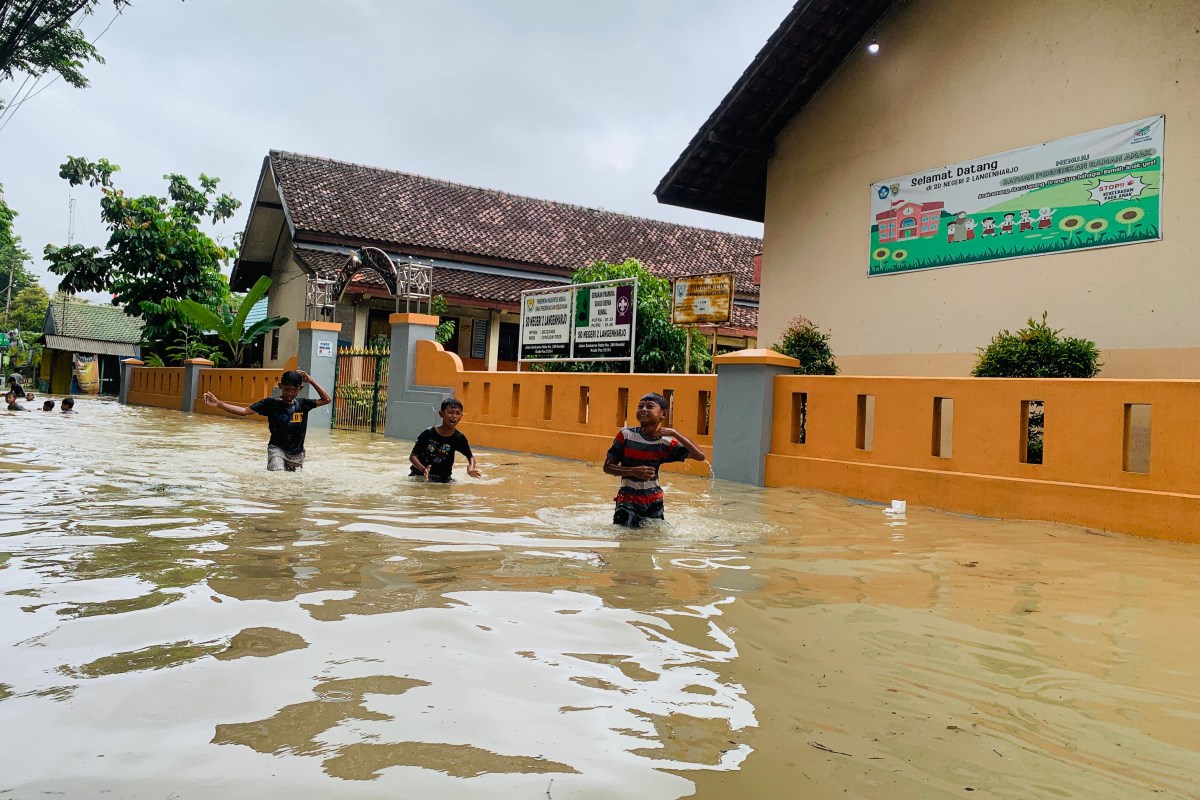 42 sekolah terdiri dari enam SMP, 20 SD dan 16 TK dan KB di Kendal terendam banjir. (Budi Setiyawan/Jawa Pos Radar Semarang)