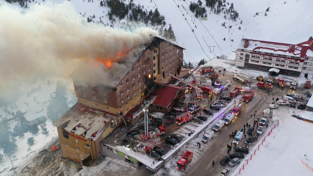 Kebakaran dahsyat melanda sebuah hotel di resor ski Kartalkaya, provinsi Bolu, Turki barat laut, pada Selasa dini hari (21 Januari 2025).