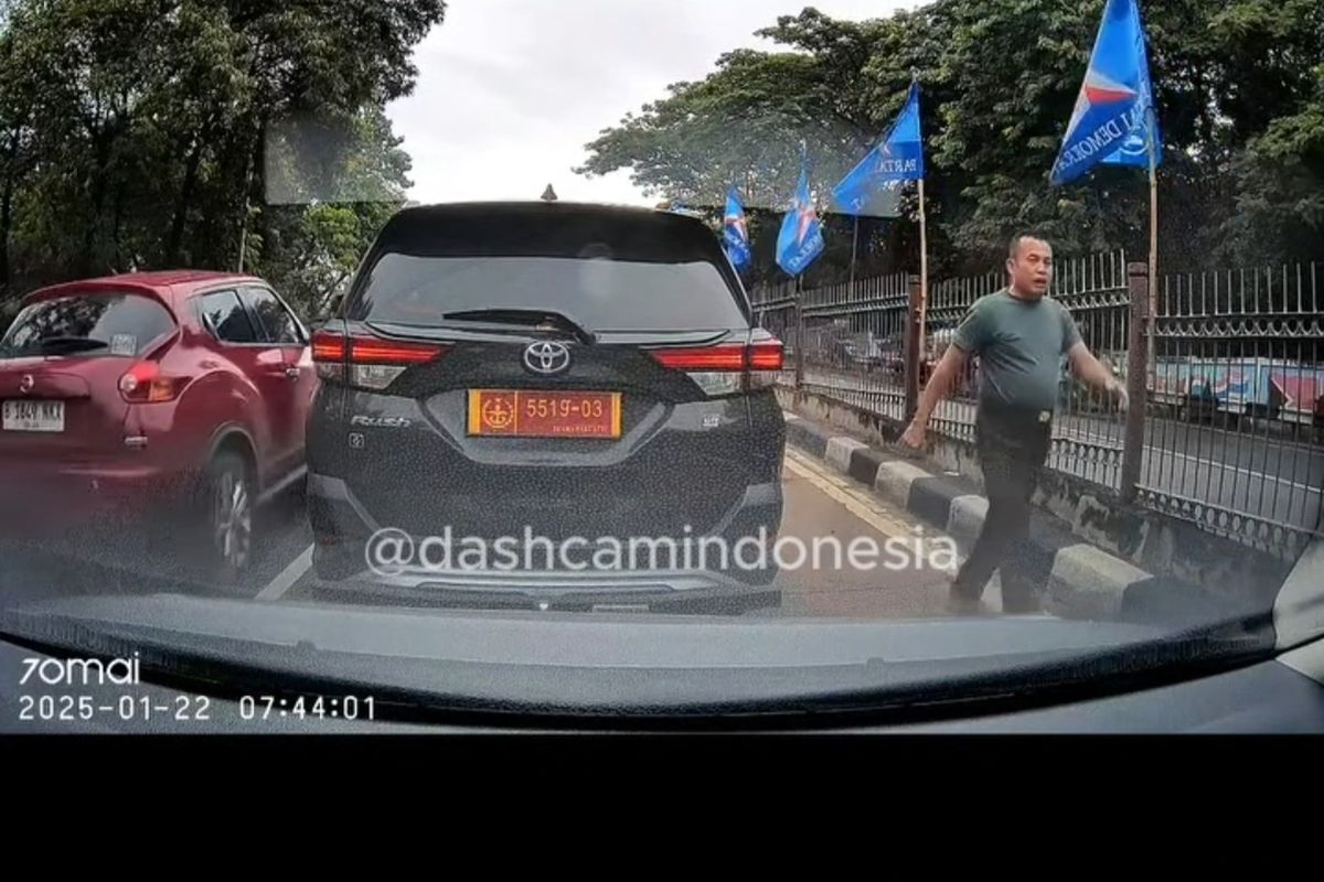 Viral oknum TNI cekcok dengan warga sipil.