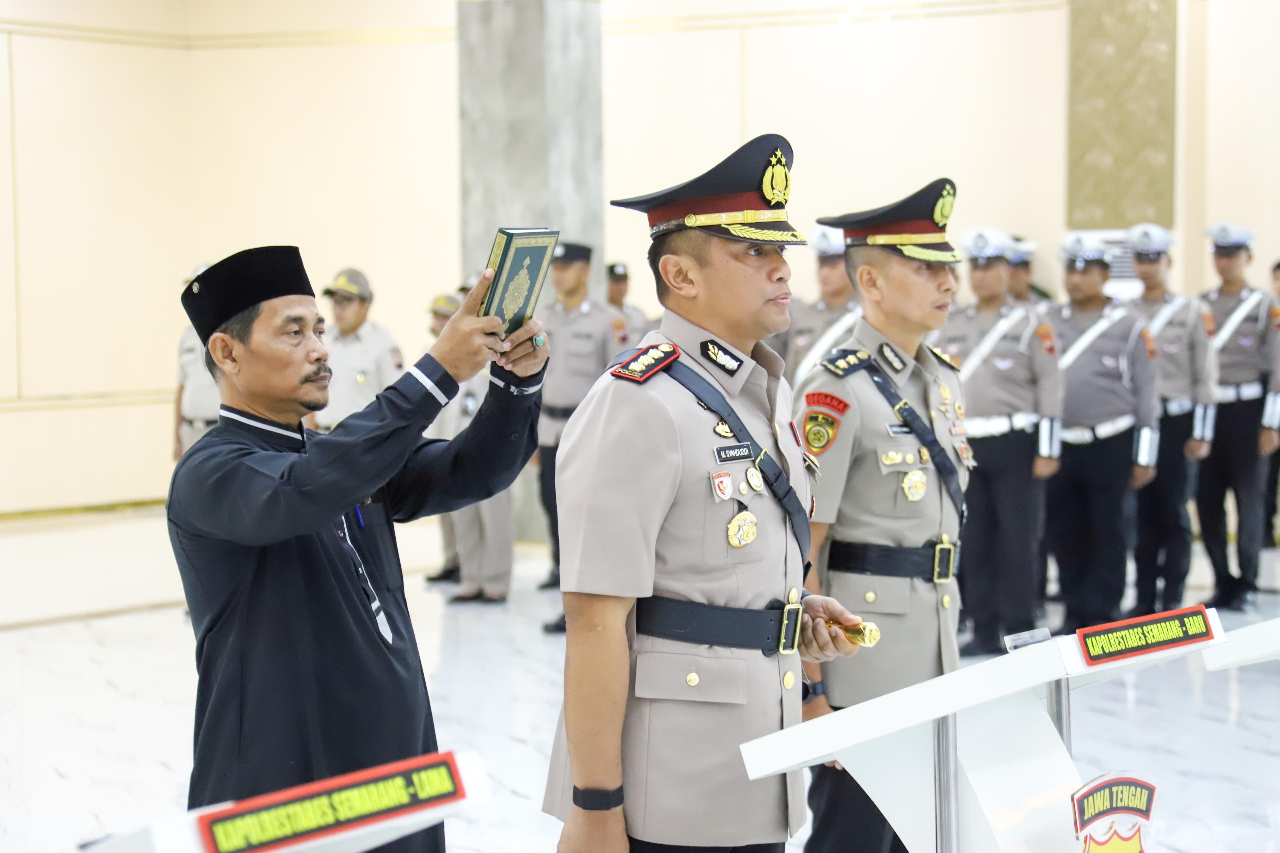 Tiga pejabat Kapolres yang baru dilingkungan jajaran Polda Jateng mengikuti Sertijab di Mapolda Jateng, Jumat (24/1/2025).