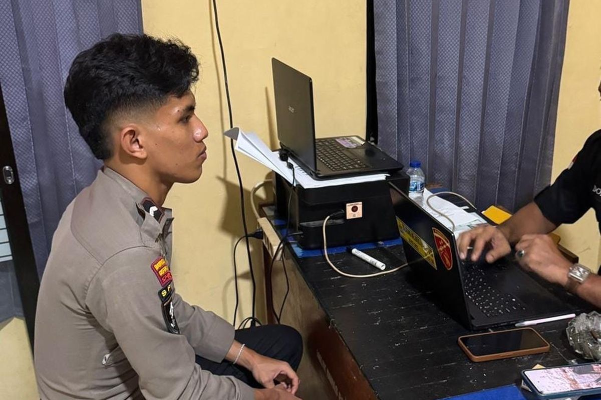 Oknum polisi berpangkat Briptu MHBI sedang menjalani pemeriksaan.