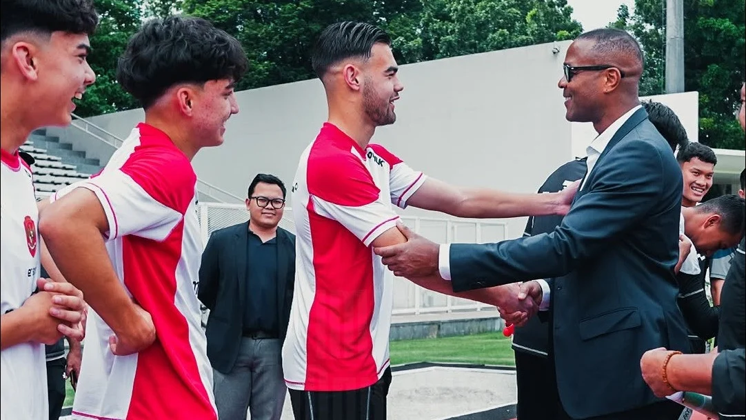 Jens Raven bersama pelatih kepala Timnas Indonesia Patrick Kluivert.
