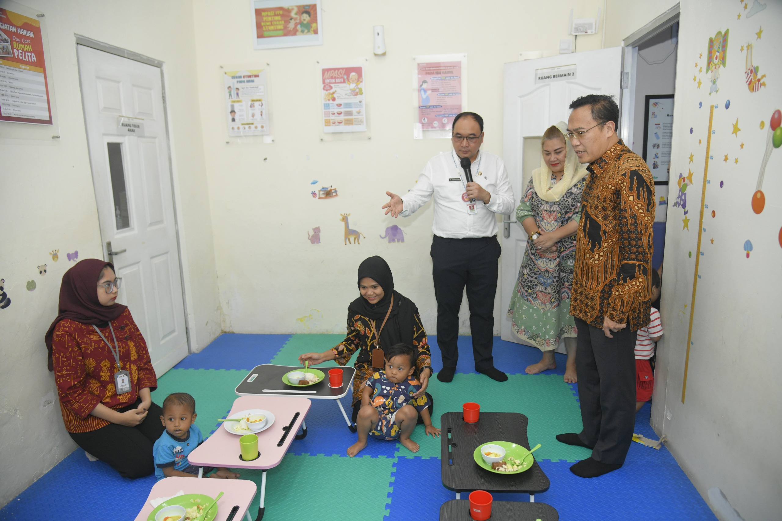 Mbak Ita menerima kunjungan kerja Sekretaris Kementerian Kependudukan dan Pembangunan Keluarga, Budi Setiyono, di Rumah Singgah dan Daycare Rumah Pelita di Kelurahan Bandarharjo.