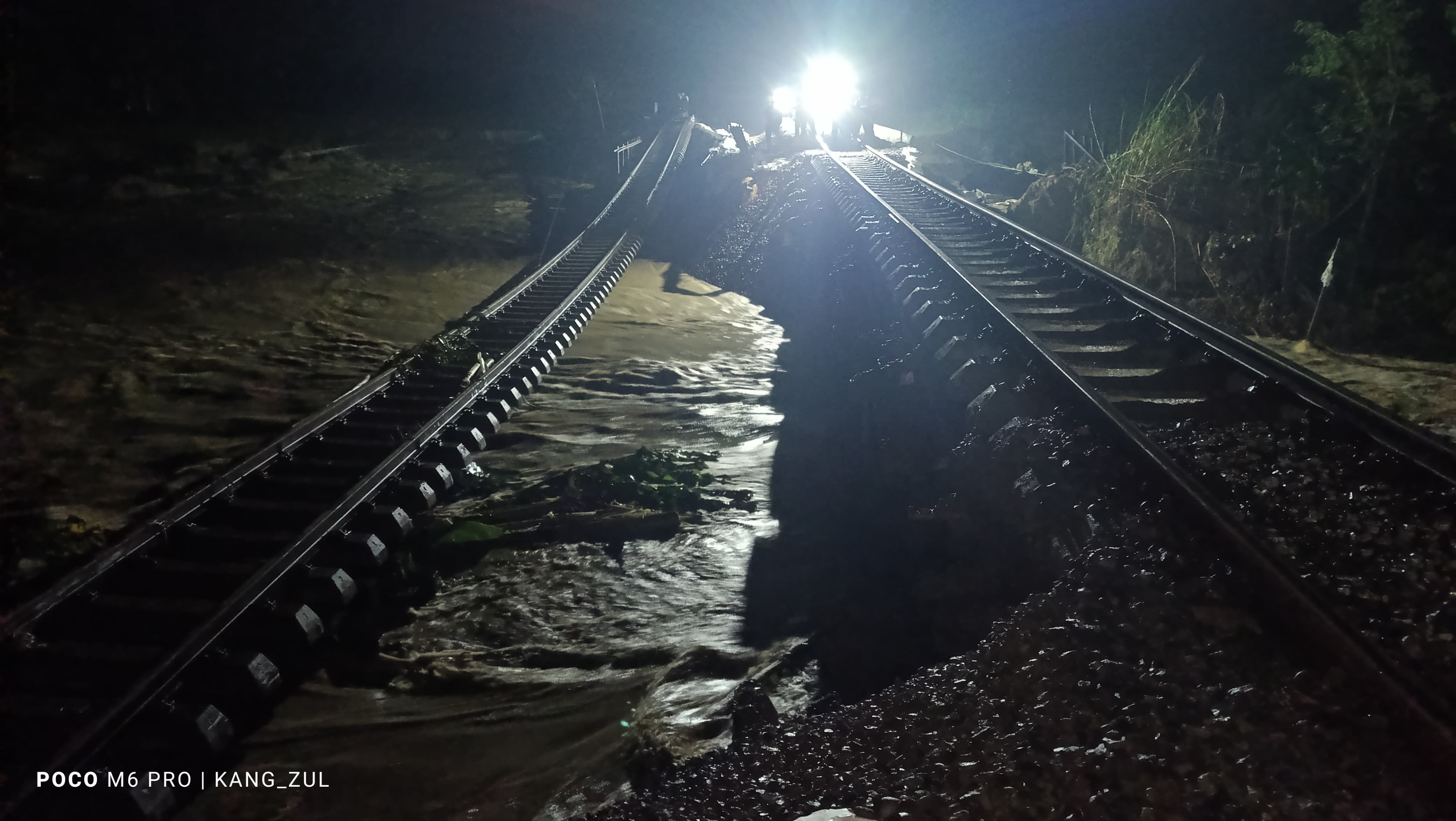 Kondisi jalur rel kereta api KM 32+5/7, kembali tergerus arus luapan sungai Tuntang, Jumat (24/1) malam