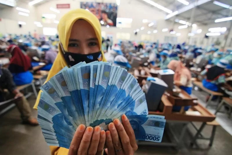 puluhan ribu buruh rokok dari pt djarum kudus menerima uang tunjangan hari raya yang telah dicairkan hari ini selasa (11/05) sebesar 97 milyar rupiah dari perusahaannya.