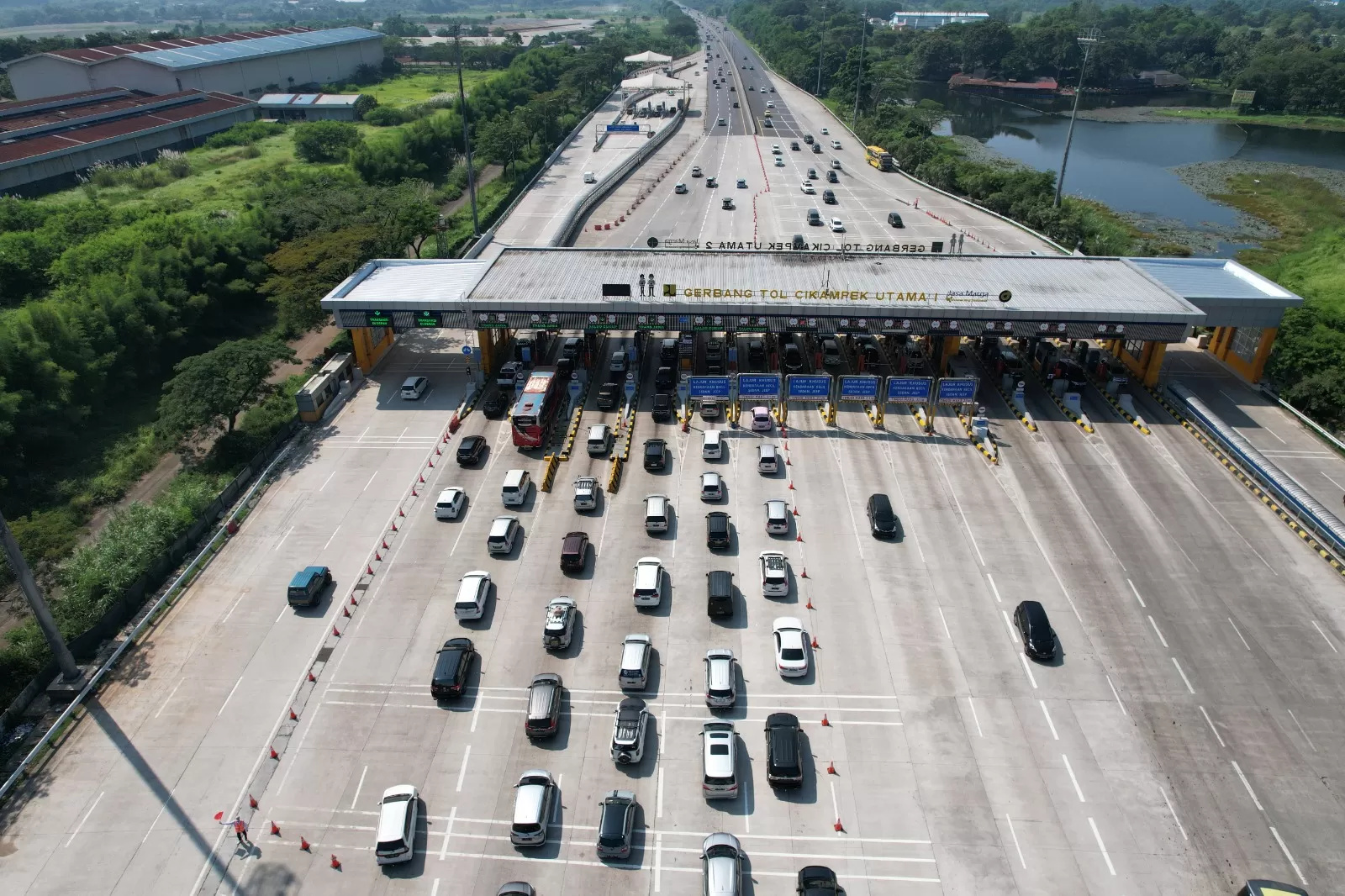 Jalan tol Trans-Jawa.