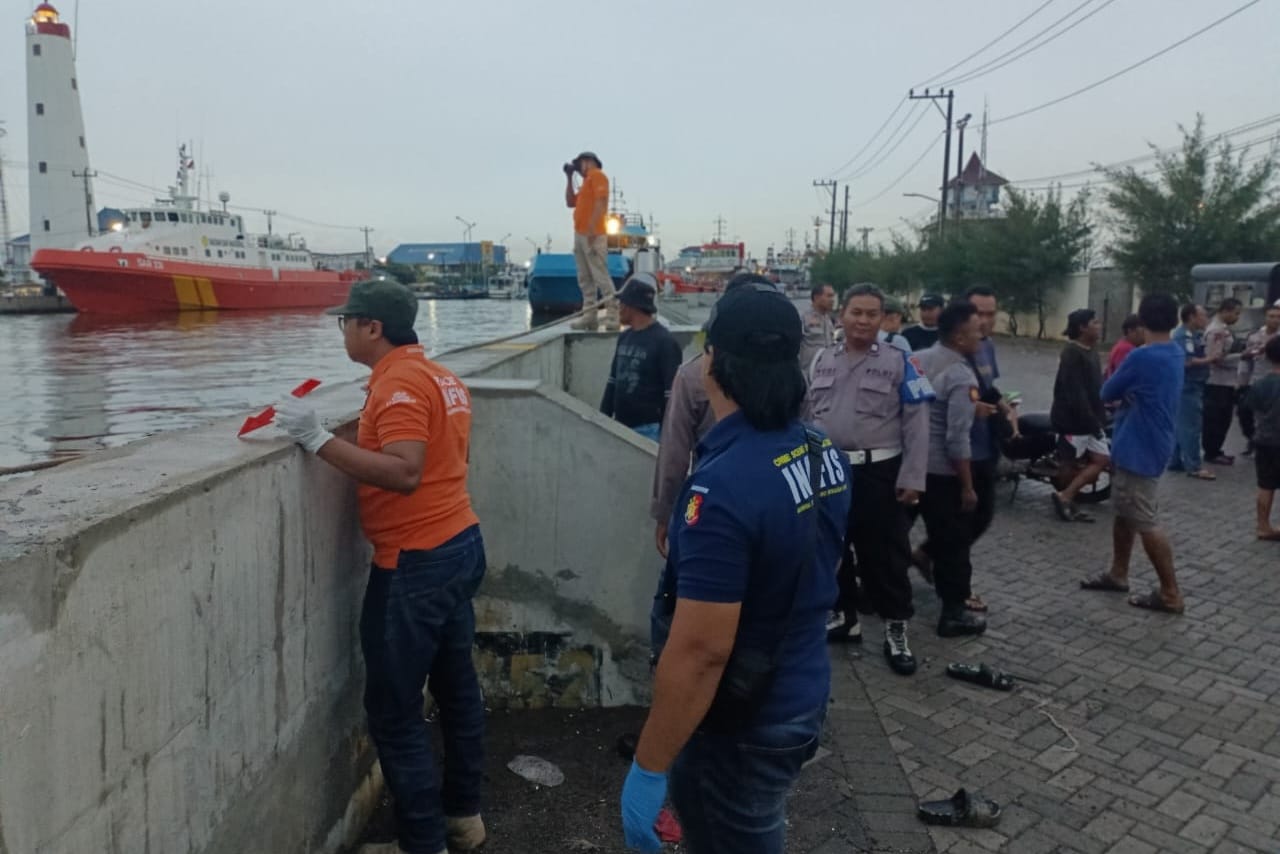 Anggota Inafis Polrestabes Semarang mendatangi dan melakukan olah TKP di Dam Kalibaru