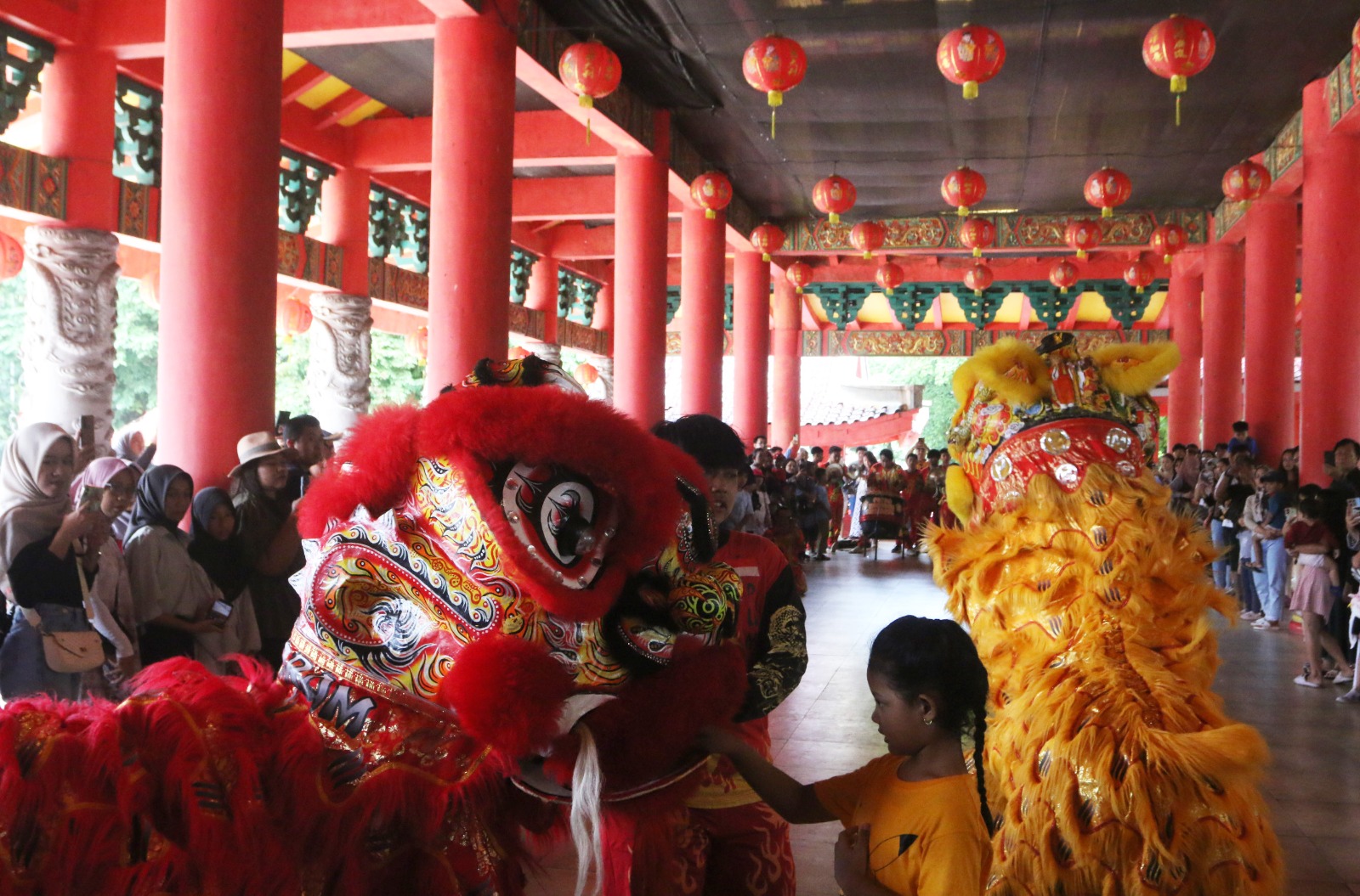 Pengunjung saat memberikan angpau pada Barongsai Putra Mataram di Sam Poo Kong ketika momen Imlek, Selasa (28/1/2025).