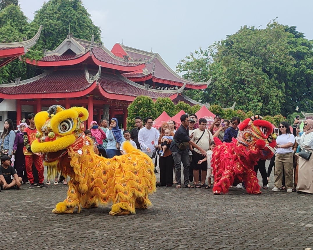 Barongsai Putra Mataram saat tampil di Sam Poo Kong, rangkaian acara Hari Raya Imlek 2025, Selasa (28/1/2025).