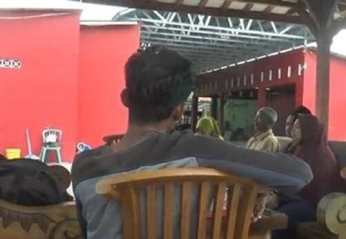 Guru agama berinisial ST dan muridnya berinisial YS sedang di sidang oleh warga.