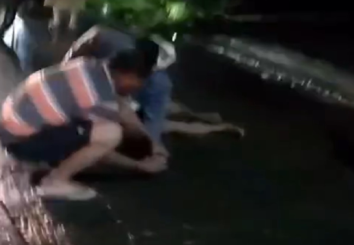 Warga berusaha melerai dan mengambil pisau yang diambil oleh salah satu pelaku duel, Minggu (26/1/2025).