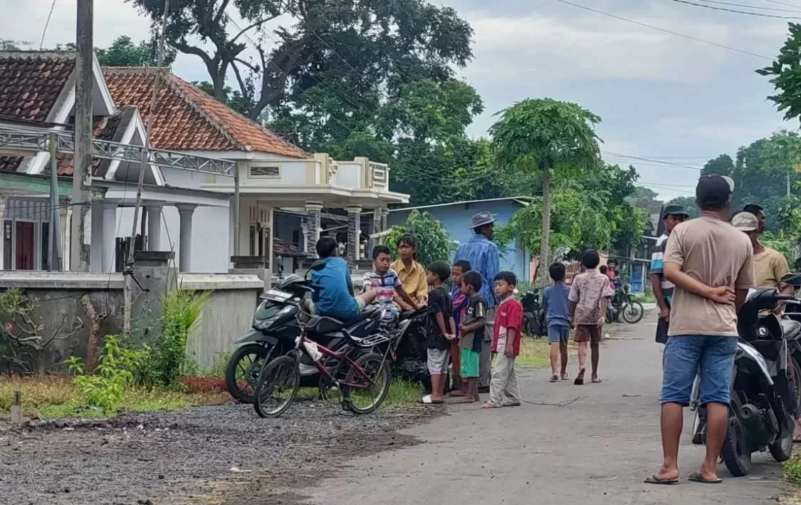 Warga mendatangi TKP pembunuhan anak terhadap ayah kandung di Desa Mojosari, Kecamatan Puger, Kabupaten Jember, Senin (27/1/2025)