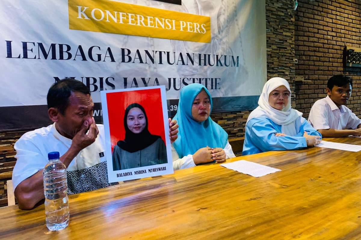 Mujiono dan istrinya Siti Mariyantin didampingi tim kuasa hukum dari LBH Nubis Jaya Justice saat konferensi pers. BUDI SETIYAWAN/JAWA POS RADAR SEMARANG