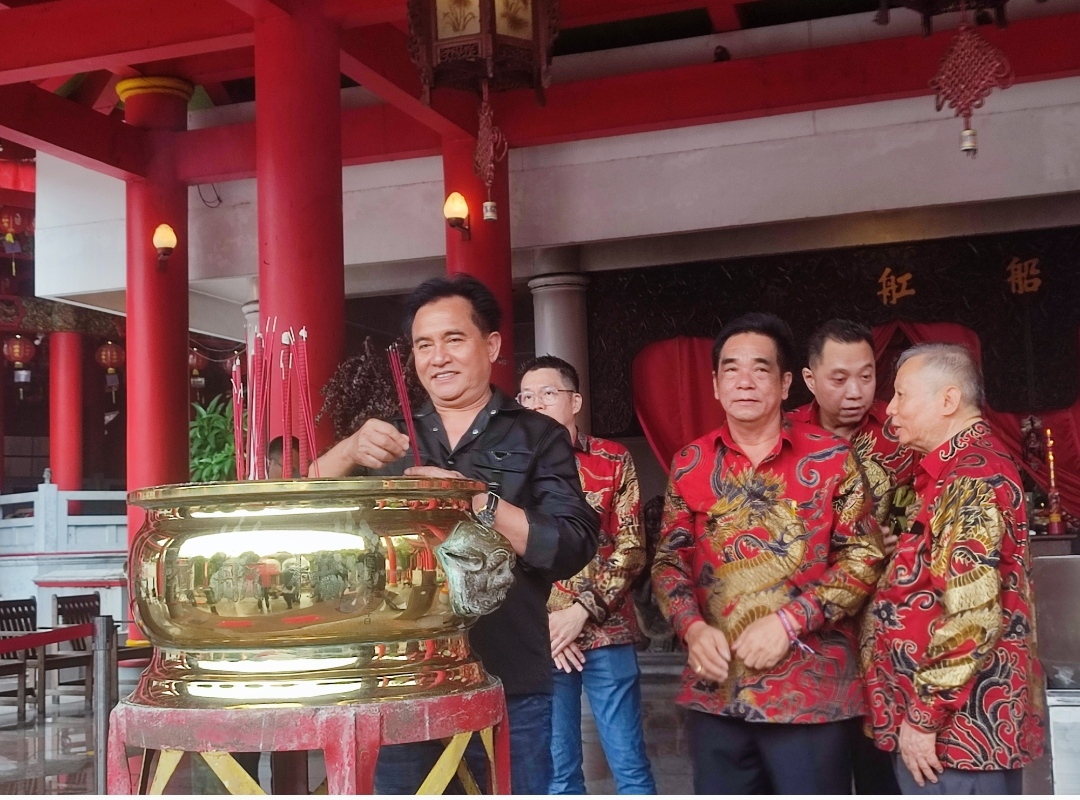 Menteri Koordinator Bidang Hukum, HAM, Imigrasi dan Pemasyarakatan, Yusril Ihza Mahendra saat berkunjung ke Klenteng Sam Poo Kong Semarang, Rabu (29/1/2025).