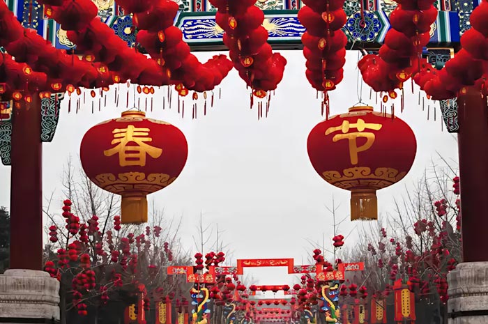 Dominasi warna merah dan lampion, merupakan bagian dari fakta menarik Tahun Baru Imlek di Chinese New Year 2025.