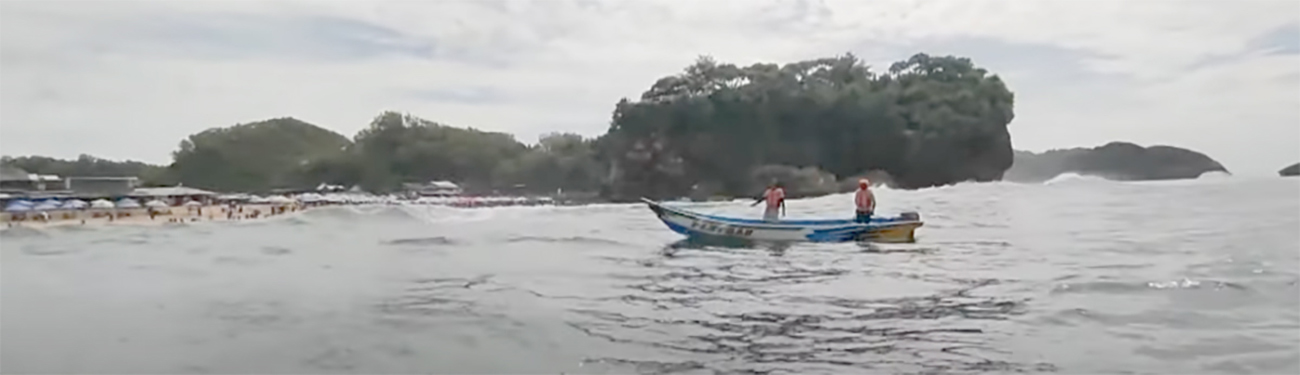 Tim SAR Satlinmas Wilayah II Pantai Baron sedang mencari siswa SMPN 7 Mojokerto yang terseret ombak.