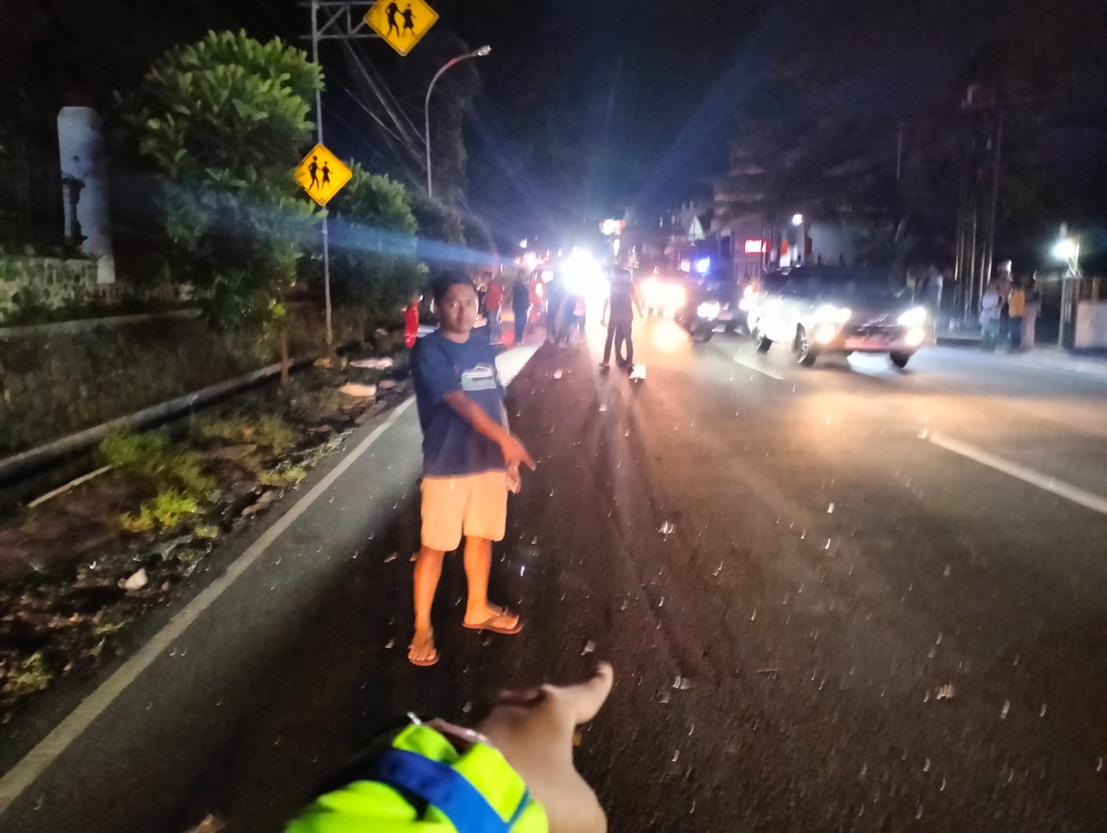 TKP kecelakaan truk vs motor di Jalan Diponegoro Salatiga.